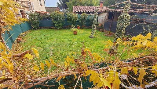 Foto Casa indipendente in via di ronchi, Capannori di 200 m² con 8 locali