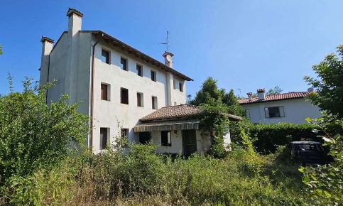 Foto Case indipendenti in Via Castions, Mortegliano di 275 m² con 10 locali
