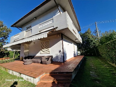 Foto Villa unifamiliare in Via Cavour, Forte dei Marmi Centro di 130 m²