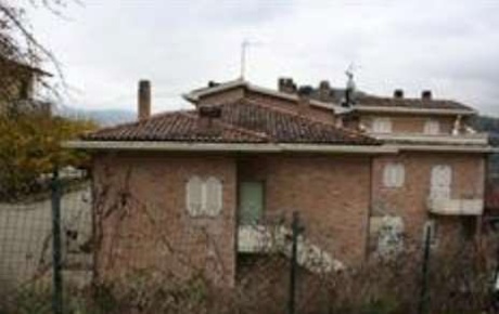 Foto Appartamento in Via del Monte, Petriano di 92 m² con 4 locali all'asta