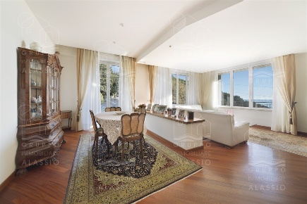 Foto Villa unifamiliare a Alassio di 397 m² con 11 locali in vendita