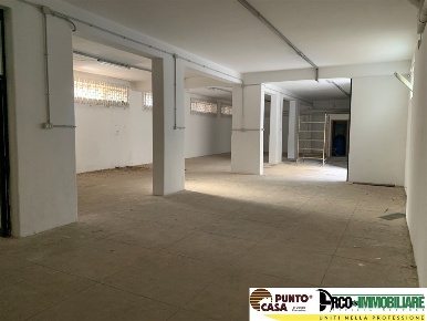 Foto Magazzino in Via Principe di Palagonia, Palermo di 584 m² con 3 locali