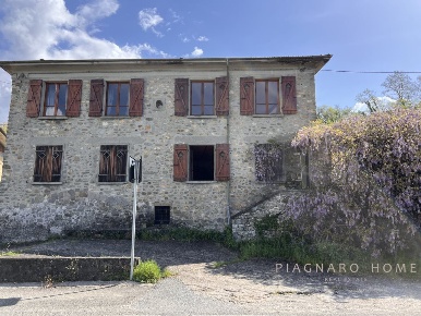 Foto Rustico in Via Ponte di Sotto, Filattiera Centro di 384 m² in vendita