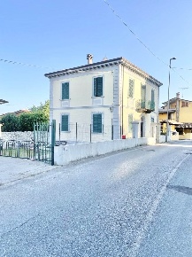Foto Villa unifamiliare a Massarosa Bozzano, Quiesa di 250 m² con 9 locali