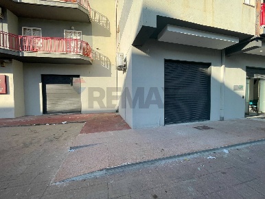 Foto Locale commerciale in Via Fontanelle, Corigliano-Rossano di 150 m²