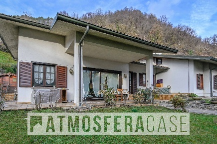 Foto Appartamento in Via Monte Grappa, Zogno Centro di 250 m² con 4 locali