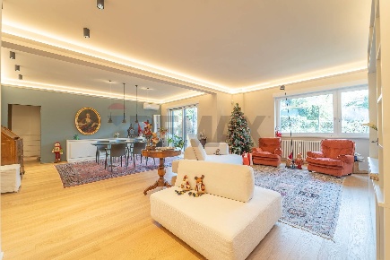 Foto Appartamento in Via Alberto Cadlolo, Roma Medaglie d'Oro di 214 m²