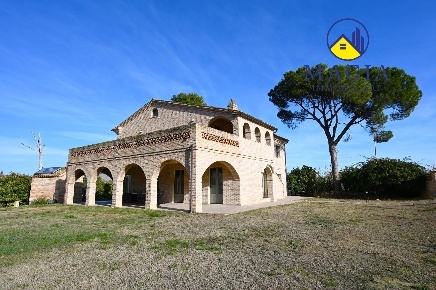 Foto Villa singola a Offida di 349 m² con 10 locali in vendita