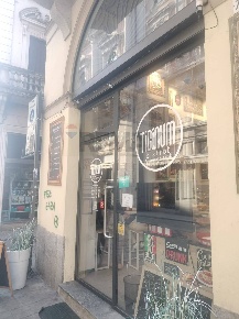 Foto Attività commerciale in strada nuova 78, Pavia Centro Storico di 60 m²