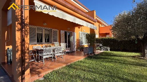 Foto Villa bifamiliare a Venarotta Centro di 232 m² con 5 locali in vendita