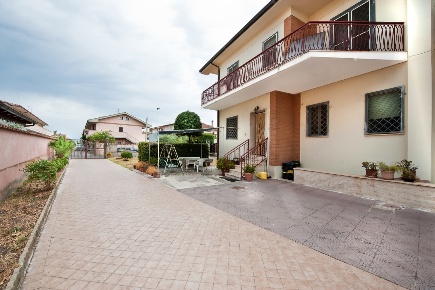 Foto Villa bifamiliare in via lerici 6, Pomezia di 200 m² con 10 locali