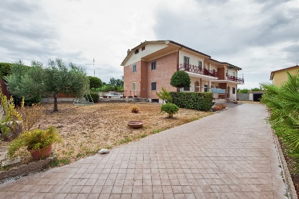 Foto Villa bifamiliare in via lerici, Pomezia di 200 m² con 10 locali