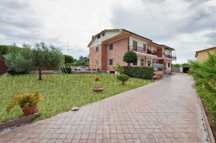 Foto Villa bifamiliare in via lerici, Pomezia di 200 m² con 10 locali