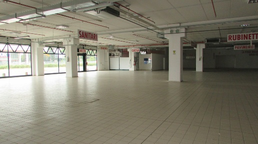 Foto Locale commerciale in VIA EINAUDI, Civitanova Marche di 3308 m²