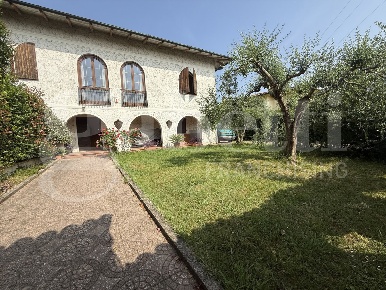 Foto Casa indipendente a Calcinaia Oltrera di 240 m² con 6 locali