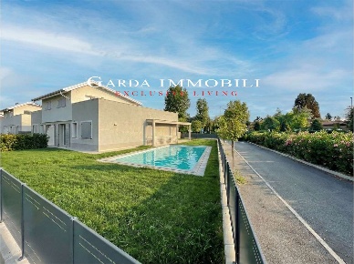 Foto Villa unifamiliare in Via Pigafetta, Sirmione di 243 m² con 6 locali