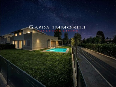 Foto Villa unifamiliare in Via Miralago, Peschiera del Garda di 243 m²