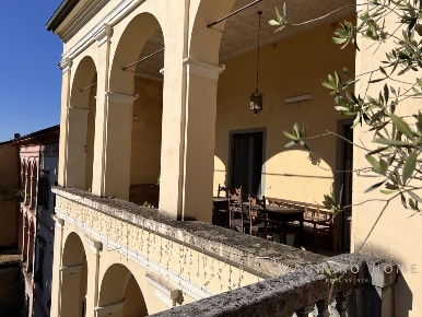 Foto Appartamento in Via Cavour, Pontremoli Centro di 423 m² con 10 locali