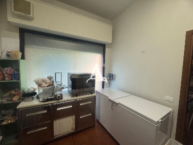 Foto Bar a San Giovanni Lupatoto Centro di 90 m² con 2 locali in vendita