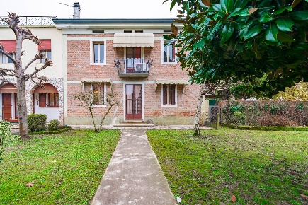 Foto Casa indipendente in Via Albero, Legnago Centro di 220 m² con 8 locali