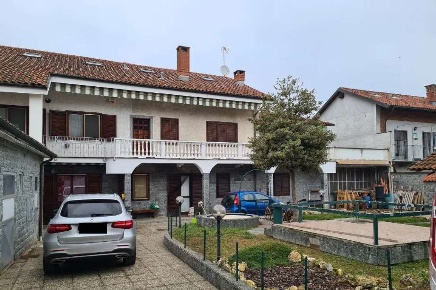 Foto Appartamento in Frazione Tetti Peretti, Carignano Pautasso di 172 m²