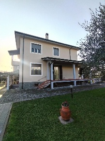 Foto Villa unifamiliare a Massa Bondano - Partaccia di 260 m² con 11 locali