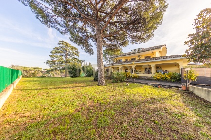 Foto Villa bifamiliare in Via Paolo Monelli 11, Roma di 294 m² con 7 locali