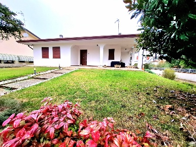 Foto Villa unifamiliare in Via Filippo Brunelleschi 42, Rovigo di 230 m²