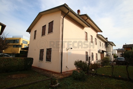 Foto Appartamento in Via Monte delle Rose, Arcugnano di 234 m² con 8 locali