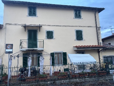 Foto Case semi ndipendenti a Reggello Montanino di 146 m² con 8 locali