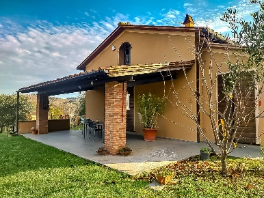 Foto Villa unifamiliare a San Miniato di 245 m² con 7 locali in vendita