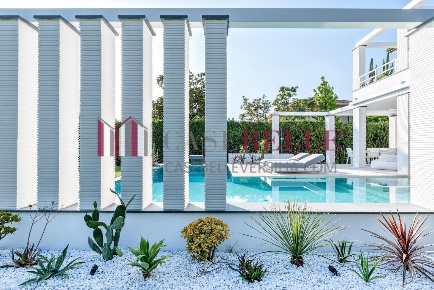 Foto Villa unifamiliare a Forte dei Marmi Centro di 350 m² con 9 locali