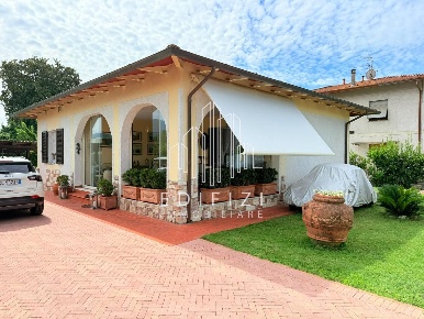 Foto Casa indipendente a Massa Marina di Massa Centro di 100 m² in vendita