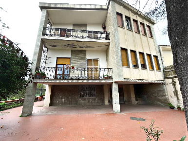 Foto Villa singola in via roma, Torre Annunziata di 180 m² con 5 locali
