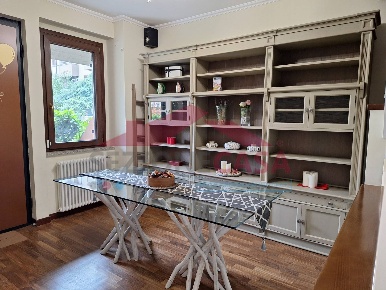 Foto Villa a schiera in VIA DANTE ALIGHIERI, Saronno di 190 m² con 5 locali