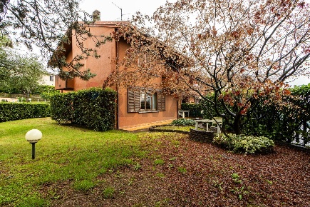 Foto Villa a schiera in via peucher, Besana in Brianza Centro di 235 m²