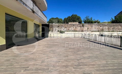 Foto Negozio in Luciani, Vitulazio di 175 m² con 2 locali in affitto