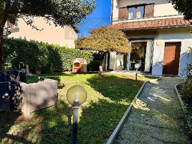 Foto Villa bifamiliare in VIA Beati, Castelletto sopra Ticino Centro