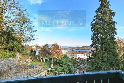 Foto Villa singola a Arona Centro di 400 m² con 10 locali in vendita