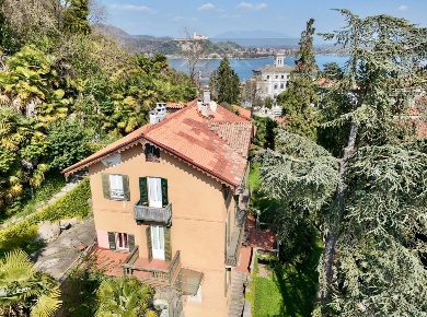 Foto Villa singola a Arona Centro di 400 m² con 10 locali in vendita