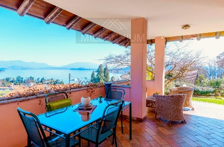 Foto Villa singola a Meina di 400 m² con 7 locali in vendita