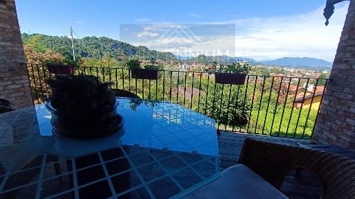 Foto Villa singola a Arona Centro di 250 m² con 5 locali in vendita