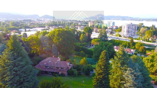 Foto Villa singola a Arona Centro di 1000 m² con 20 locali in vendita