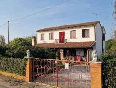 Foto Case indipendenti in Via San Rocco, Montebelluna di 235 m² all'asta