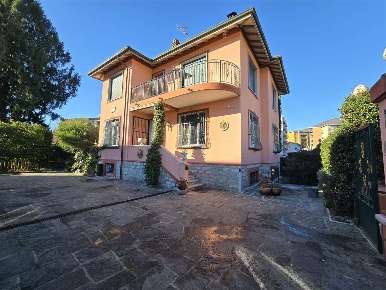 Foto Villa unifamiliare a Verbania di 300 m² con 5 locali in vendita