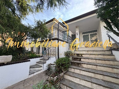 Foto Villa bifamiliare a Vallecrosia di 230 m² con 10 locali in vendita