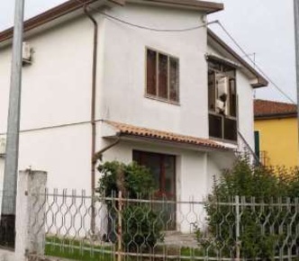 Foto Villa bifamiliare in Via Gonfo, Noventa di Piave Centro di 141 m²