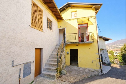 Foto Casa indipendente in Via Garoni, Gavirate Centro di 140 m² in vendita