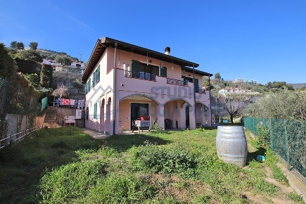 Foto Villa bifamiliare a Taggia Centro di 250 m² con 10 locali in vendita