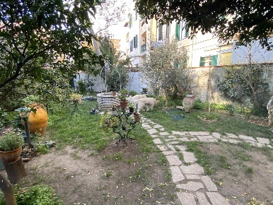 Foto Villa bifamiliare a Livorno Ospedale - Stazione di 270 m² con 6 locali